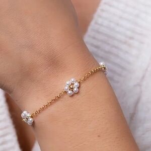 Daisy Flower Beaded 18k Gold plated bracelet. New.